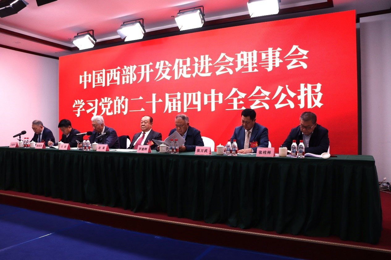 图片包含 球拍, 播放器, 院子, 球 AI 生成的内容可能不正确。