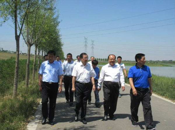 龙永图、赵霖调研渭河治理成效和人造湿地规划3.jpg