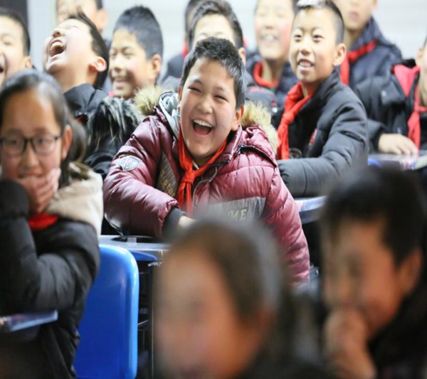 中国西部开发促进会为南梁列宁红军小学建立校园电影院2.jpg