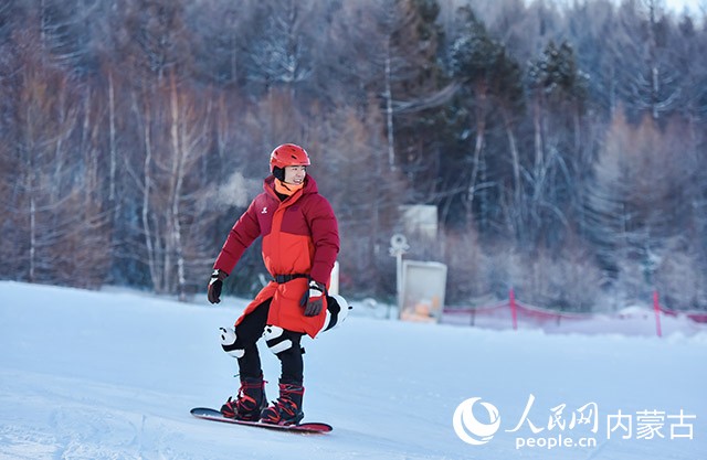 游客在阿尔山体验滑雪。受访单位供图