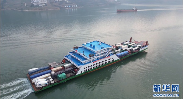 12月11日，“千里轻舟”奉节脐橙航线首航。新华网发