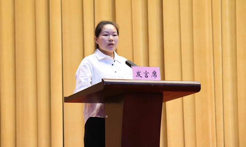 马关县篾厂乡桂皮山村委会上红岩村小组村民代表田梦娟发言
